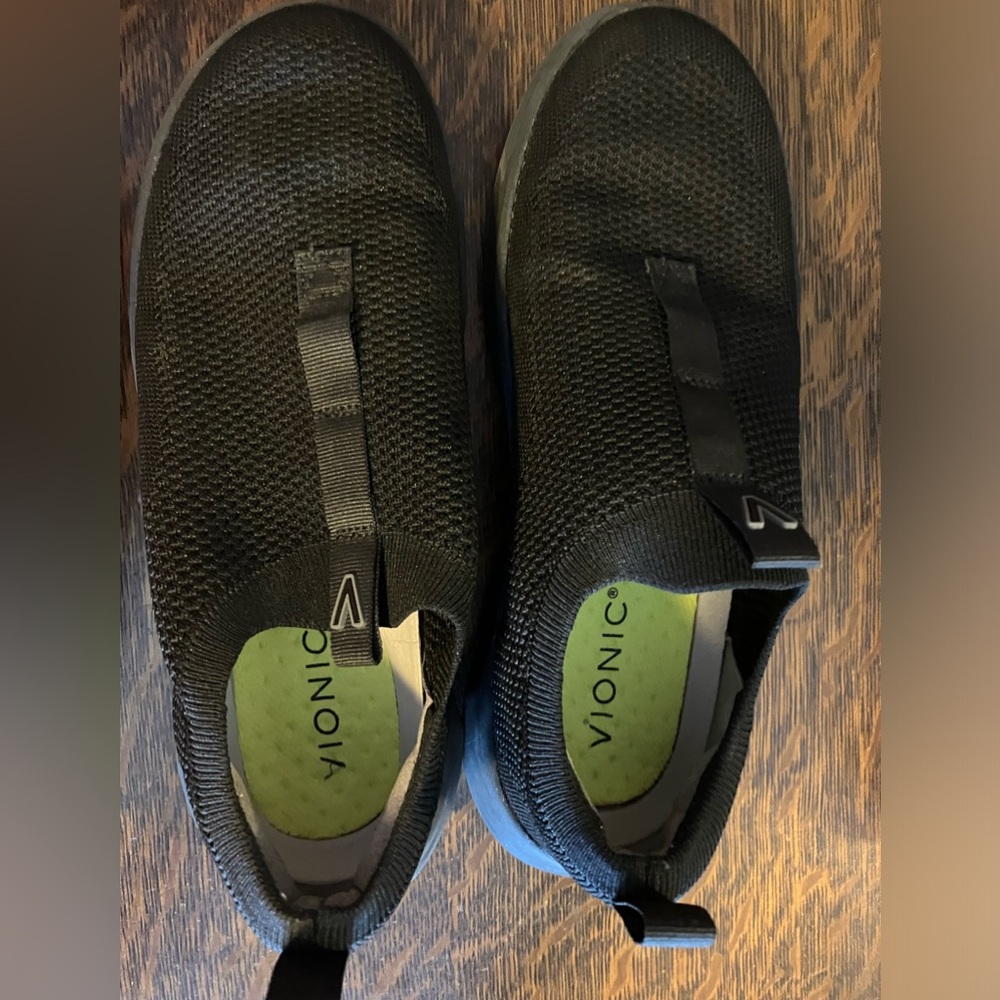Vionic size 37 advance slip on sneaker